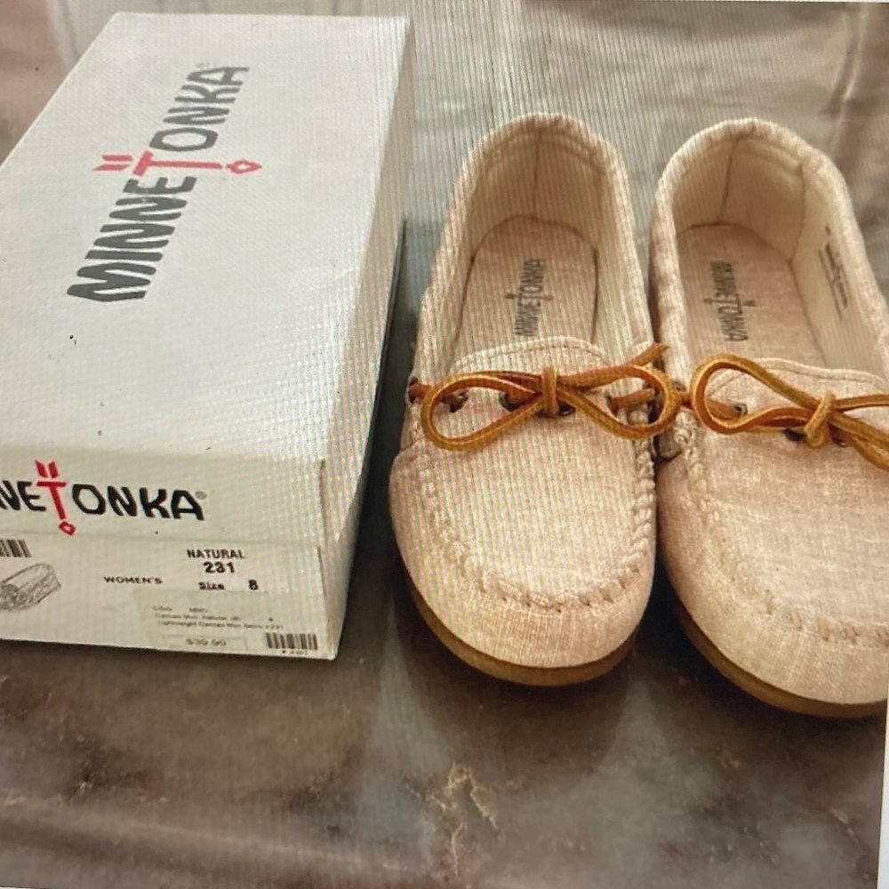 NIB Minnetonka Moccasin Shoes Womens 8 Flats Natural Beige Canvas Loafer 231